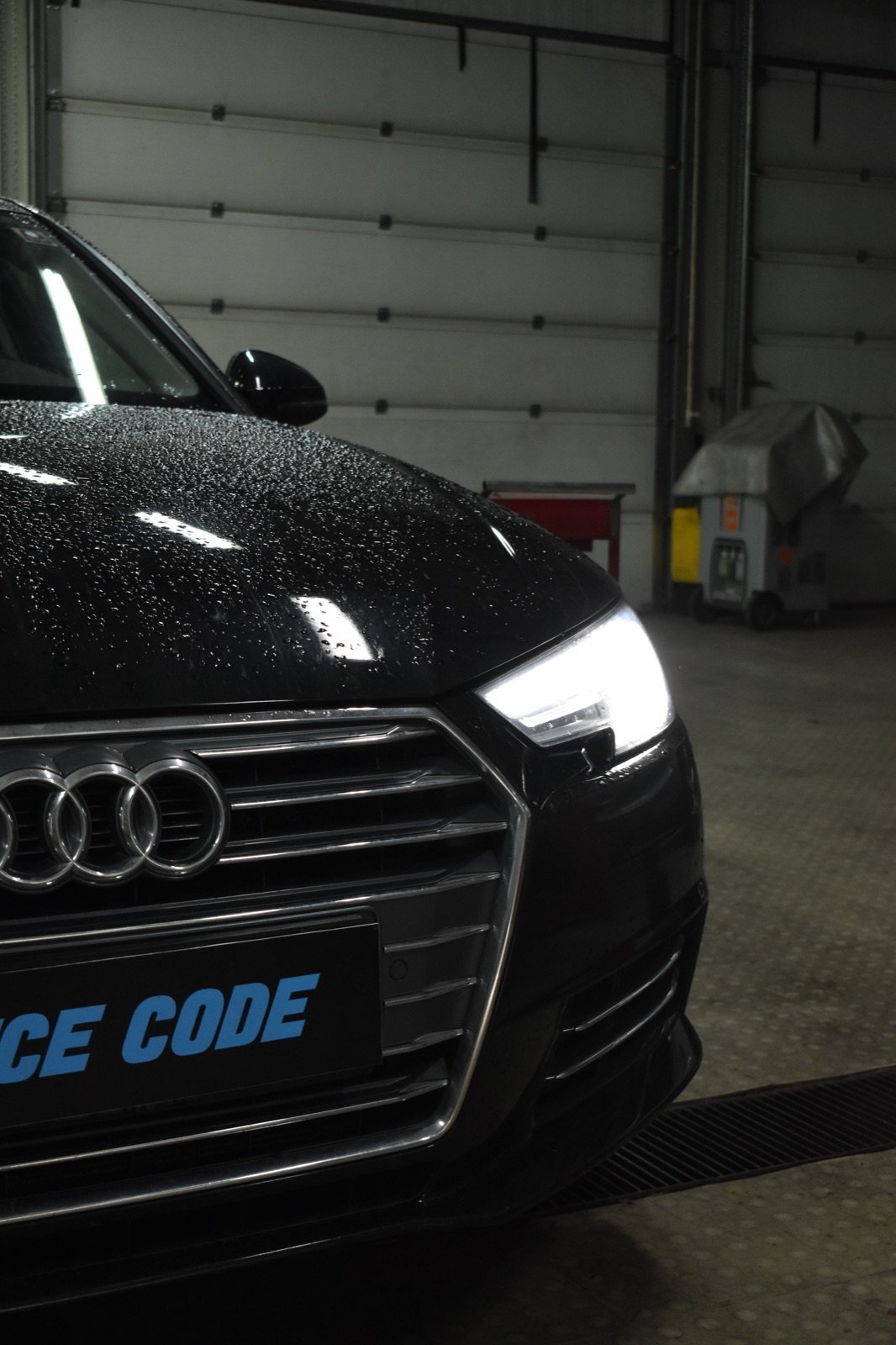 Audi A4 — prednji ugao, farovi upaljeni