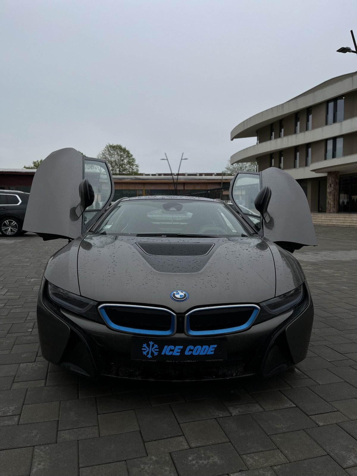BMW i8 — prednji ugao sa otvorenim vratima