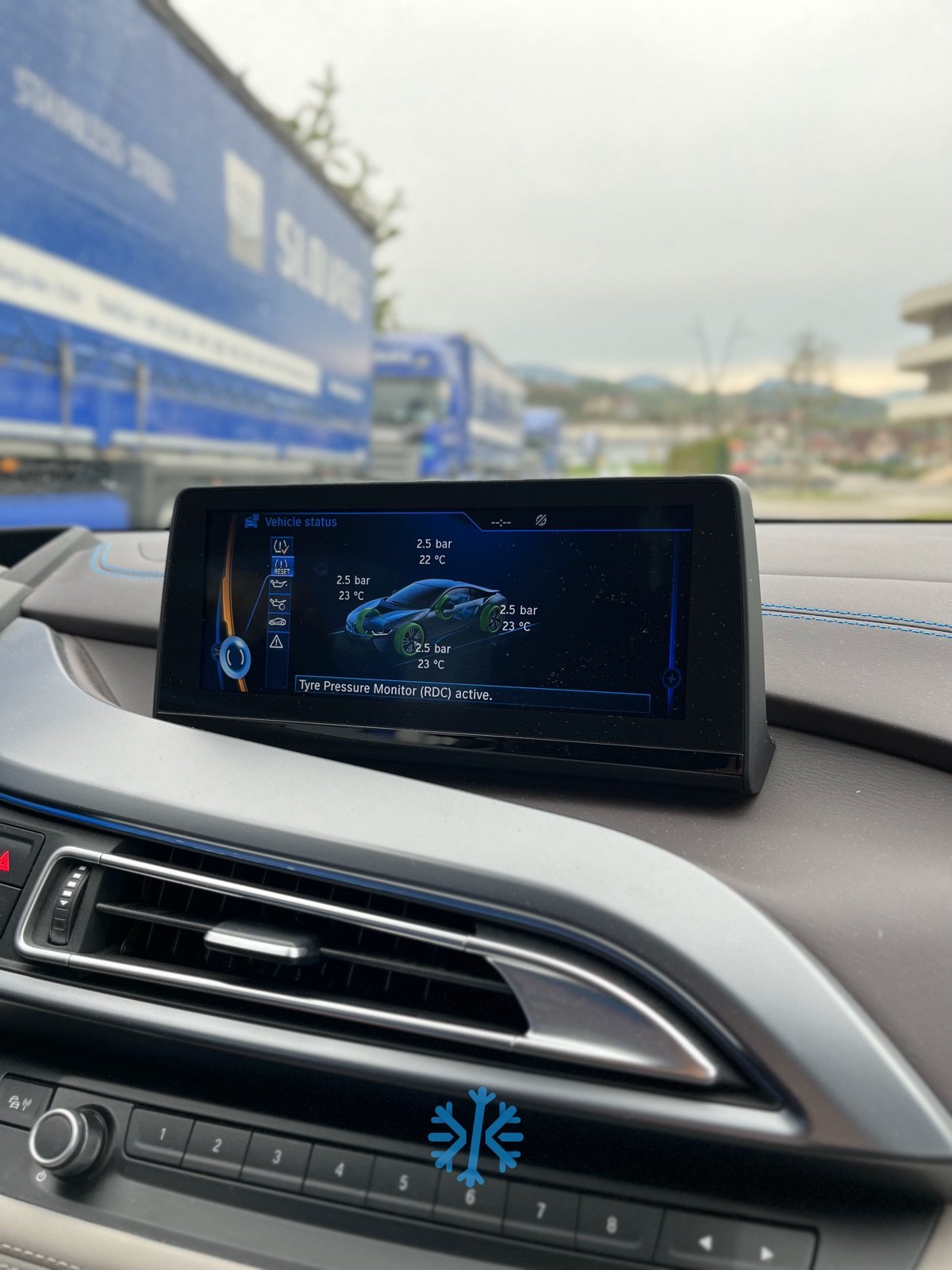 BMW i8 — prikaz pritiska i temperature guma na ekranu