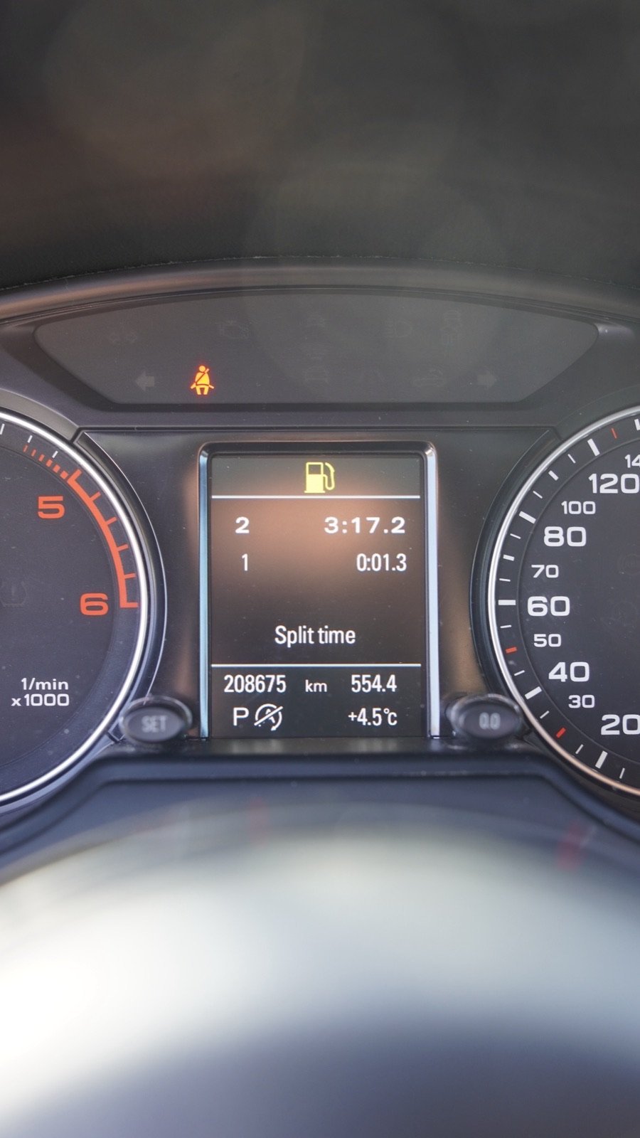 Audi Q5 — lap timer na instrument tabli