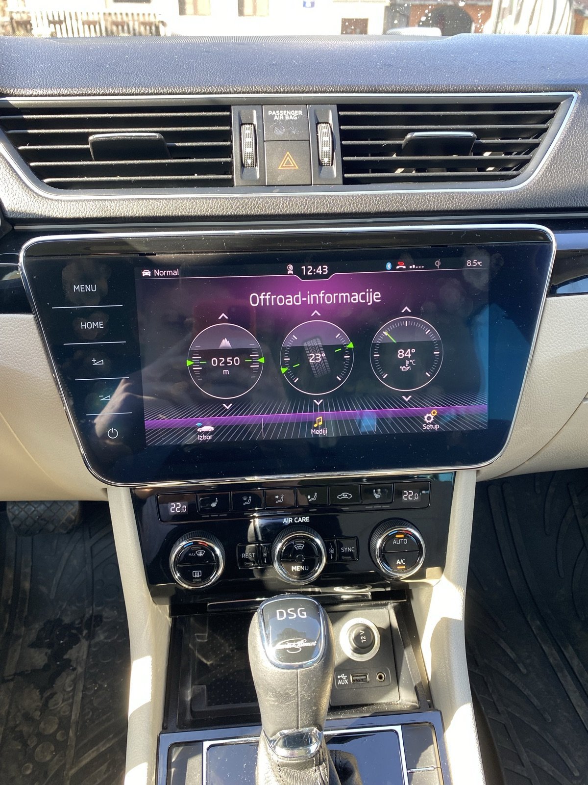 Škoda Superb — offroad informacije na ekranu